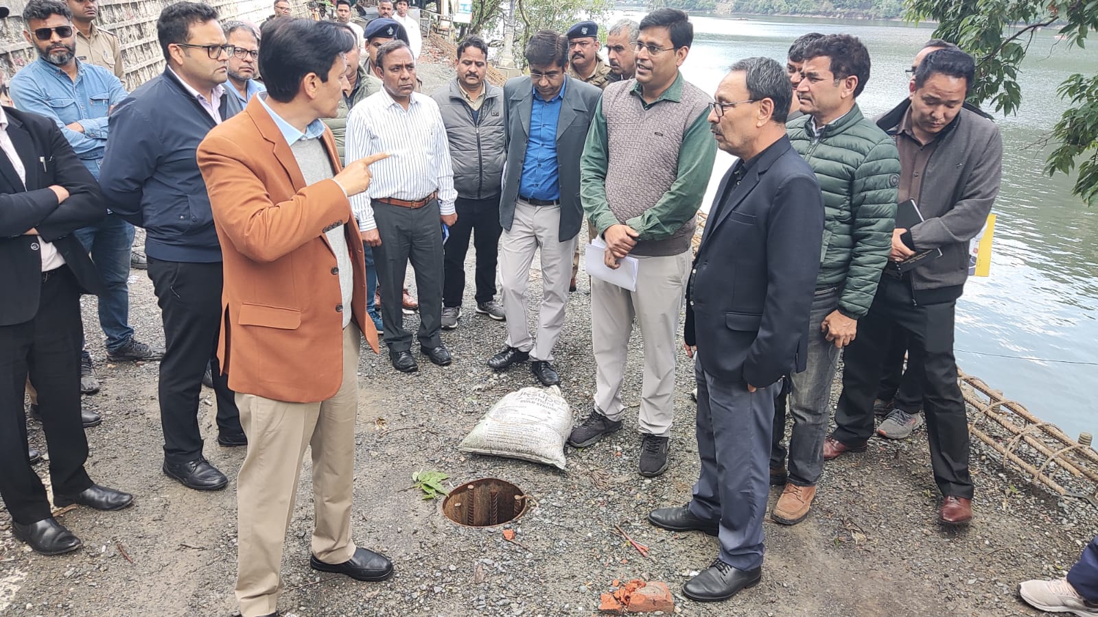 Nainital: आयुक्त दीपक रावत का नैनीताल में सख्त निरीक्षण, निर्माण कार्यों की धीमी रफ्तार और गंदगी पर अधिकारियों को लगाई फटकार