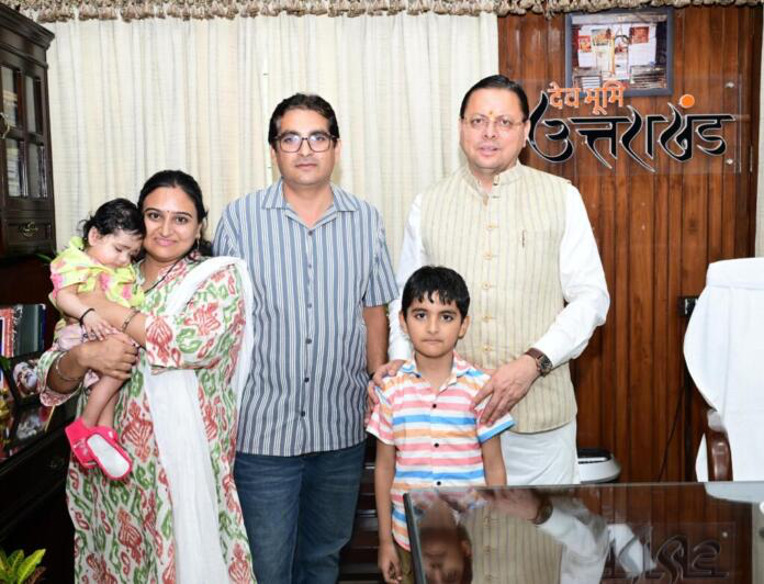 Haldwani:सीएम धामी से मिले वरिष्ठ पत्रकार हेम भट्ट,सीएम ने दिए पुलिस को निष्पक्ष कार्रवाई के निर्देश।