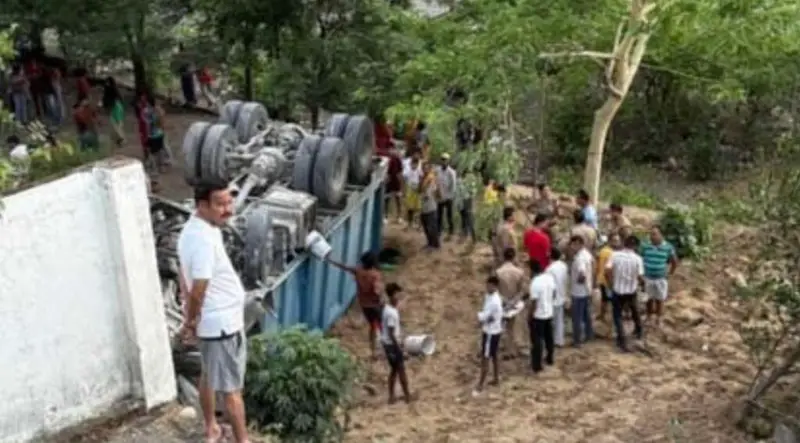 Rishikesh: ऋषिकेश में दर्दनाक हादसा: ट्रक के साथ गिरे कंक्रीट डिवाइडर, महिला समेत दो की मौत।