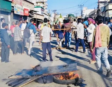 Dehradun: देहरादून में बजरी लदे डंपर ने ली युवक की जान, चालक फरार, कांवली रोड पर आगजनी और जाम