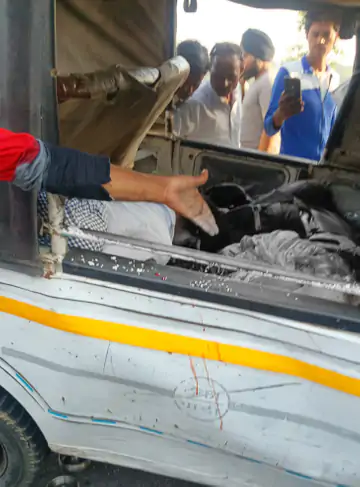 Uttar Pradesh: उत्तर प्रदेश के लखीमपुर खीरी में भीषण सड़क हादसा, तेज रफ्तार ट्रक ने मैजिक को मारी टक्कर, 10 लोगों की मौत