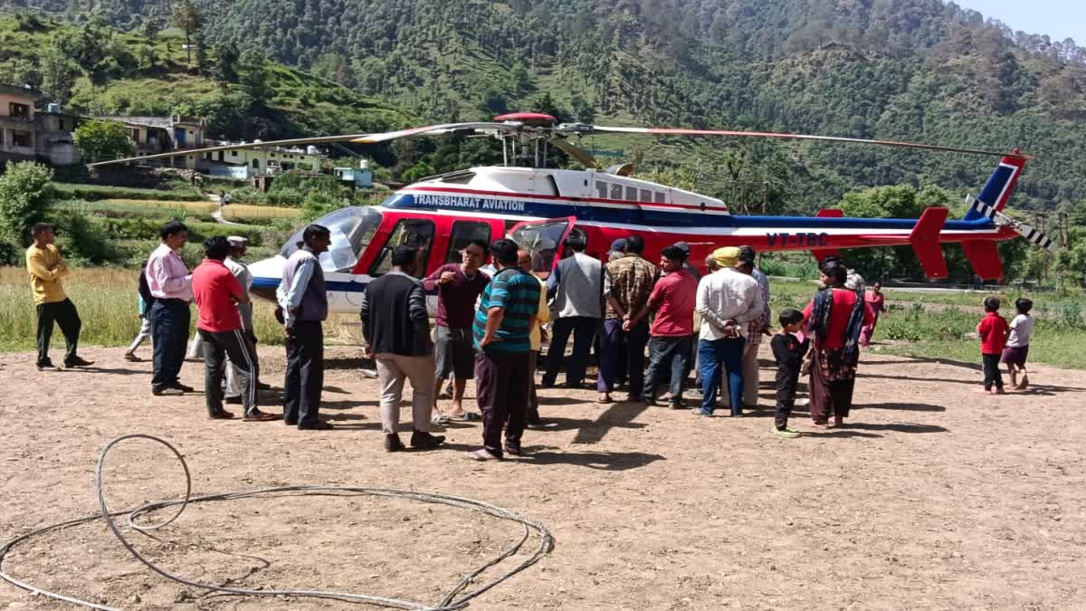 Uttarakhand: 11 हजार वोल्ट लाइन से टकराया चारधाम यात्रा का हेलीकॉप्टर, महिला पायलट की सूझबूझ से टला बड़ा हादसा