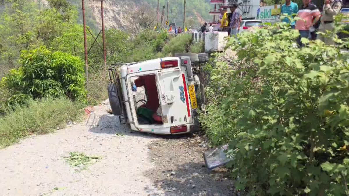 Rudraprayag: रुद्रप्रयाग-श्रीनगर हाईवे पर चारधाम यात्रा के बीच बड़ा हादसा, अनियंत्रित मैक्स पलटी, चालक गंभीर समेत 9 घायल