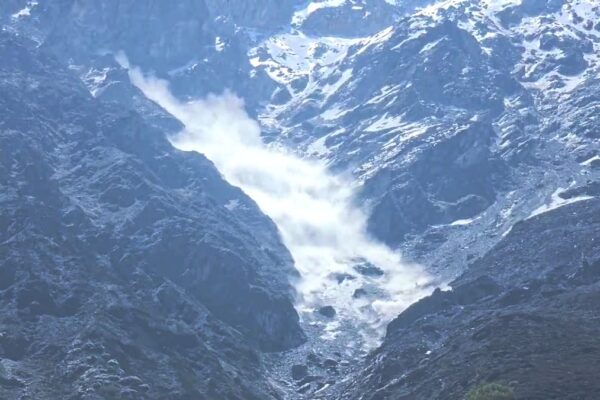 Uttarakhand: बदरीनाथ के कंचनगंगा क्षेत्र में टूटा ग्लेशियर, एवलांच जैसे मंजर का वीडियो वायरल