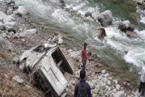 Chamoli: देहरादून से पार्थिव शरीर लेकर लौट रही एम्बुलेंस 500 मीटर गहरी खाई में गिरी, तीन लोगों की मौत और तीन घायल