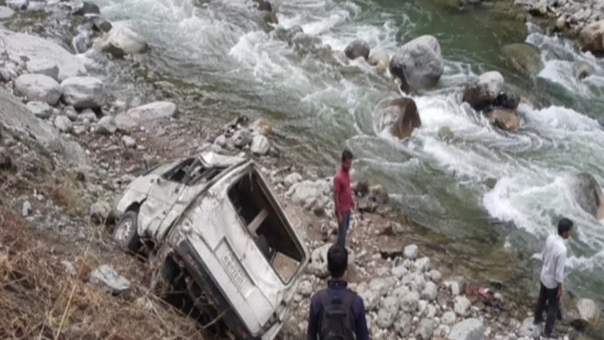 Chamoli: देहरादून से पार्थिव शरीर लेकर लौट रही एम्बुलेंस 500 मीटर गहरी खाई में गिरी, तीन लोगों की मौत और तीन घायल