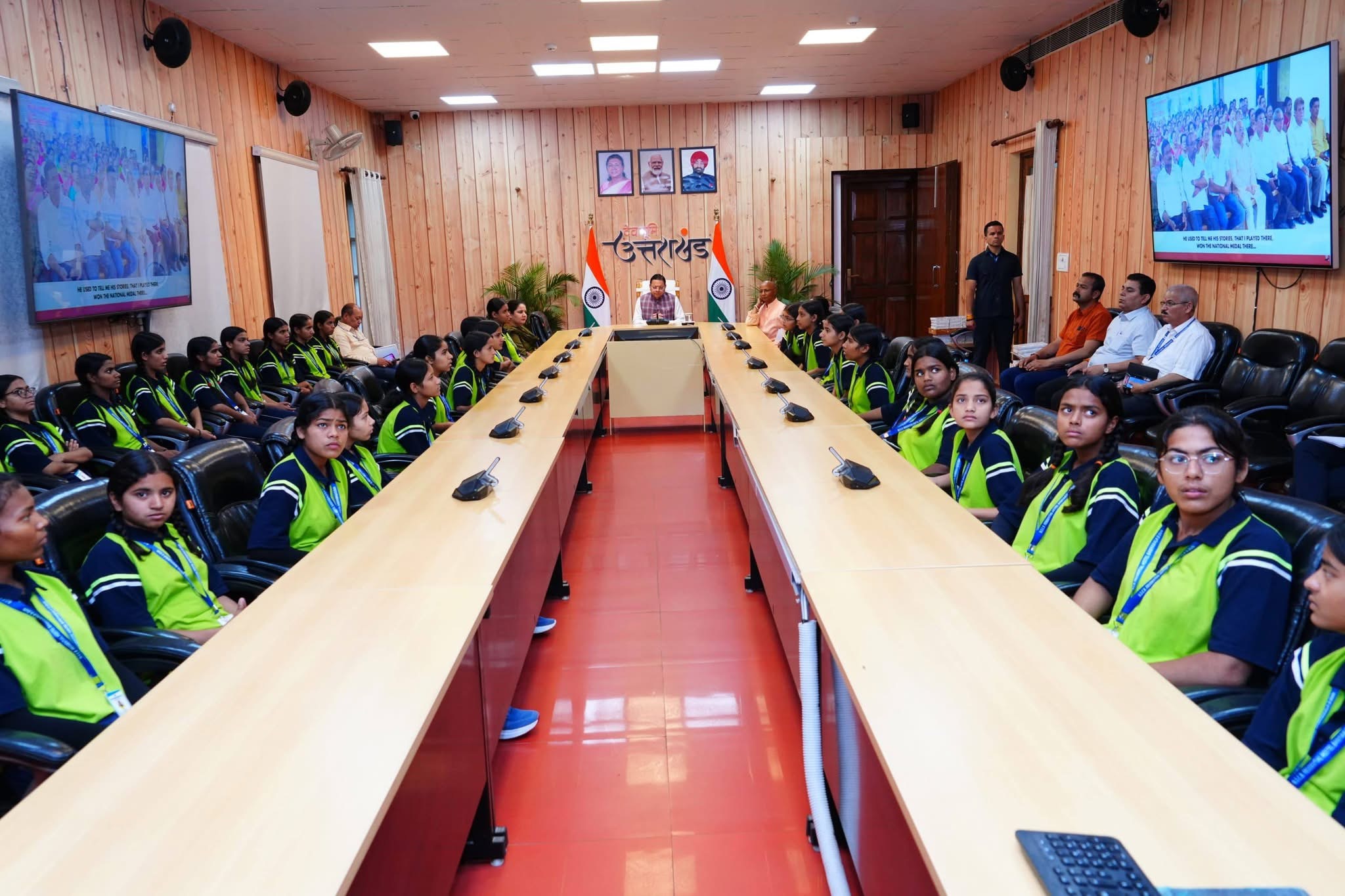 Dehradun: मुख्यमंत्री धामी ने छात्राओं संग सुना पीएम मोदी का ‘मन की बात’, छात्राओं को दिया सकारात्मक सोच का संदेश