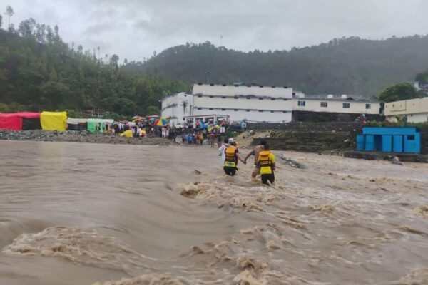Champawat: रीठा साहिब जोड़ मेले में टला बड़ा हादसा, एसडीआरएफ ने उफनती नदी में फंसे 50 से अधिक श्रद्धालुओं को बचाया