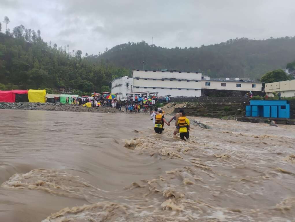Champawat: रीठा साहिब जोड़ मेले में टला बड़ा हादसा, एसडीआरएफ ने उफनती नदी में फंसे 50 से अधिक श्रद्धालुओं को बचाया