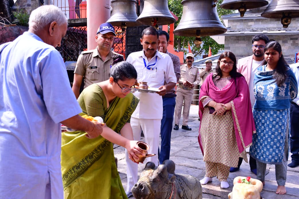Bageshwar: बागनाथ के आशीर्वाद से शुरू की नई जिम्मेदारी, अपूर्वा पांडे ने संभाला बागेश्वर डीएम का कार्यभार।