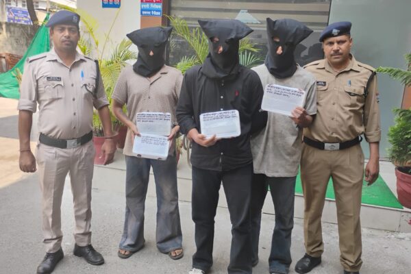 Ramnagar: रामनगर में स्कूटी सवार लुटेरों का गैंग ध्वस्त, तमंचे की नोक पर लूट करने वाले 3 बदमाश गिरफ्तार, अवैध हथियार बरामद