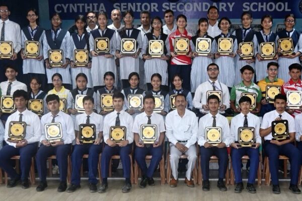 Haldwani: सीबीएसई बोर्ड परीक्षा में उत्कृष्ट प्रदर्शन करने वाले छात्रों का सिंथिया स्कूल में सम्मान, अंशिका गर्ग और मानवी शर्मा रहीं टॉपर