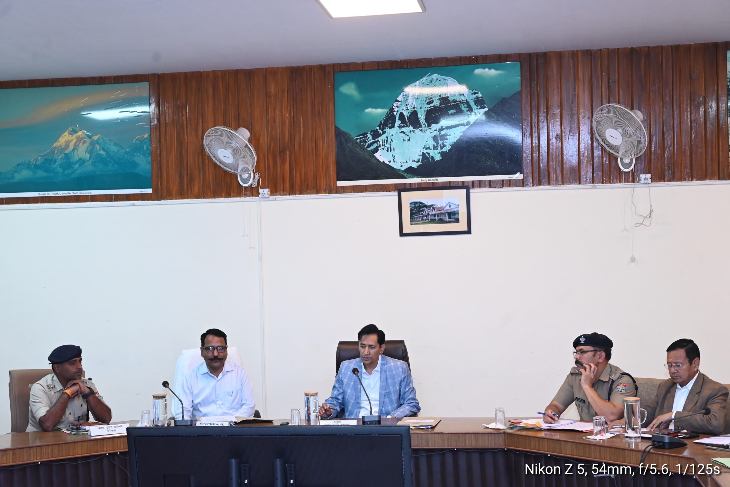 Nainital: हाईकोर्ट के निर्देश पर नैनीताल ट्रैफिक व्यवस्था सुधार को लेकर प्रशासन की बड़ी बैठक, व्यापार मंडल और टैक्सी यूनियनों ने दिए अहम सुझाव