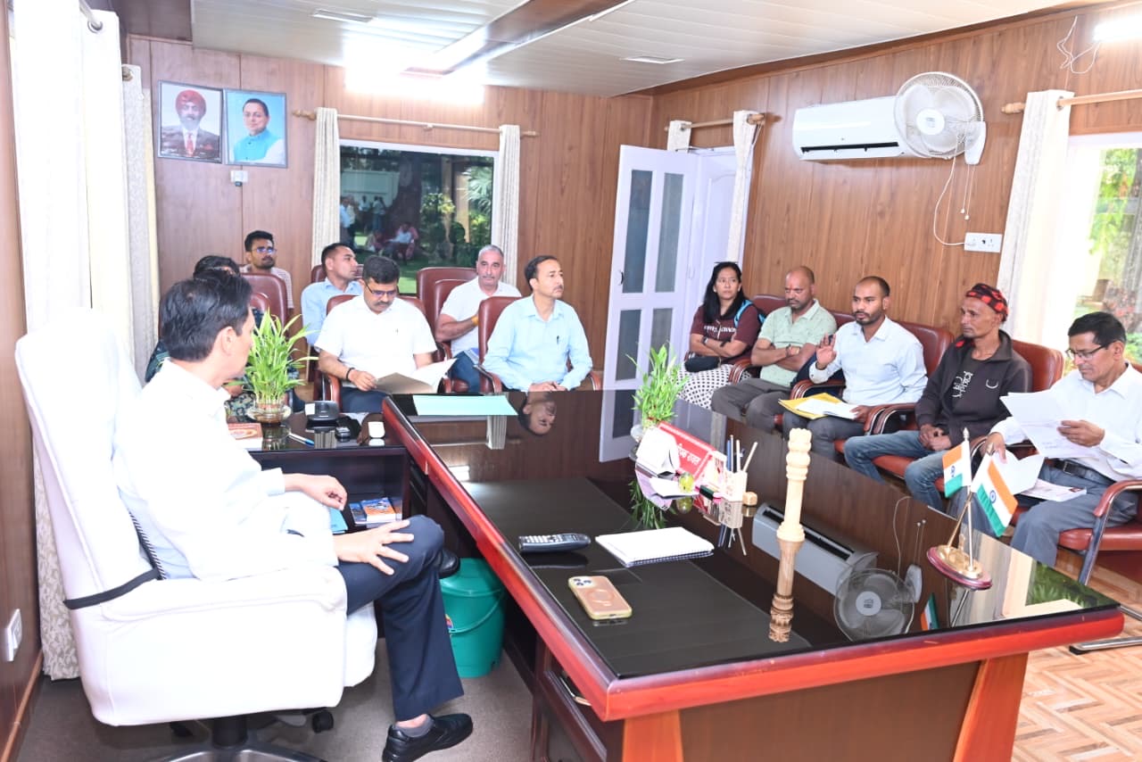 Haldwani- हल्द्वानी में जनसुनवाई: कुमाऊं आयुक्त दीपक रावत ने सुनीं लोगों की समस्याएं, कई मामलों का मौके पर निस्तारण।