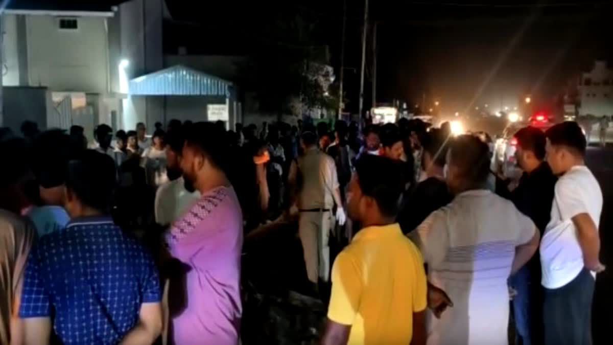 Rudrapur:NH-74 पर ट्राले की टक्कर से डॉक्टर की दर्दनाक मौत, 400 मीटर तक घसीटने से शव क्षत-विक्षत; चालक फरार, पुलिस जांच में जुटी।