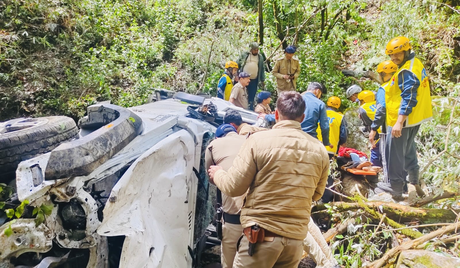Nainital: नींद की झपकी आने से खाई में गिरी थार, बचाव अभियान के बाद एक मृत, दो घायल