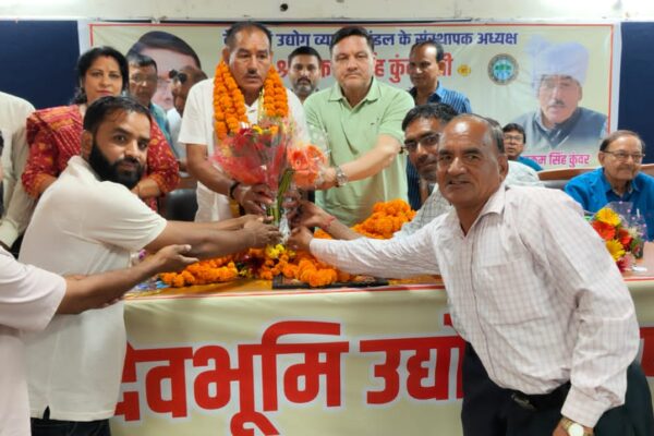 Haldwani: हल्द्वानी में हुकम सिंह कुंवर का भव्य सम्मान समारोह, राज्य आंदोलनकारियों के सम्मान और अधिकारों की लड़ाई को दी नई दिशा