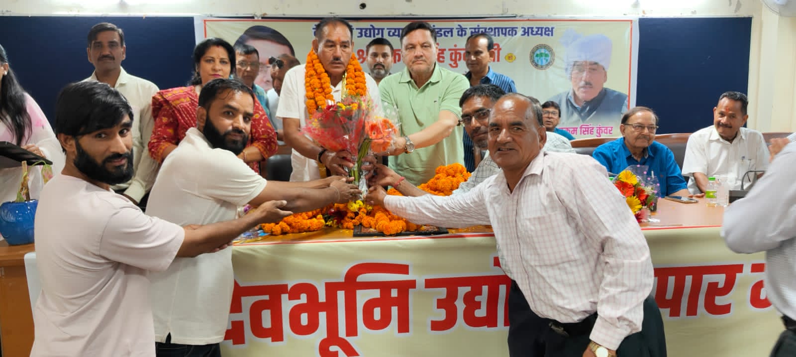 Haldwani: हल्द्वानी में हुकम सिंह कुंवर का भव्य सम्मान समारोह, राज्य आंदोलनकारियों के सम्मान और अधिकारों की लड़ाई को दी नई दिशा