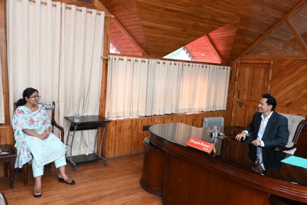 Nainital: बागेश्वर की नई डीएम अपूर्वा पांडेय ने मंडलायुक्त दीपक रावत से की मुलाकात, विकास योजनाओं और प्रशासनिक प्राथमिकताओं पर हुई अहम चर्चा