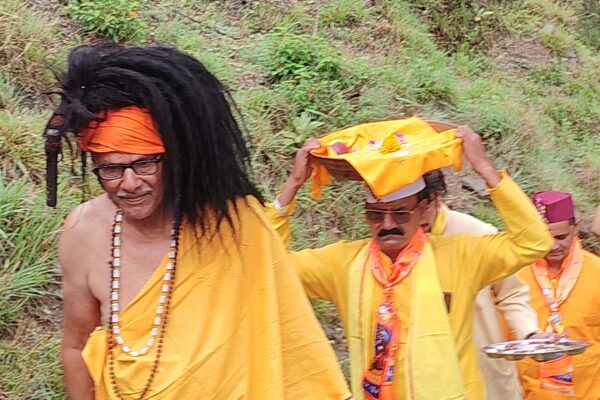Champawat: श्री गुरु गोरखनाथ मंदिर सिल्योडी गूंठ में द्वितीय श्रीमद्भागवत कथा का शुभारंभ, भव्य कलश यात्रा में उमड़ा श्रद्धा का सैलाब