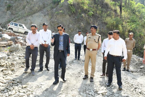 Nainital: कैंची धाम जाम से मिलेगी राहत, आयुक्त दीपक रावत ने किया बाईपास और 330 वाहन क्षमता पार्किंग परियोजना का निरीक्षण