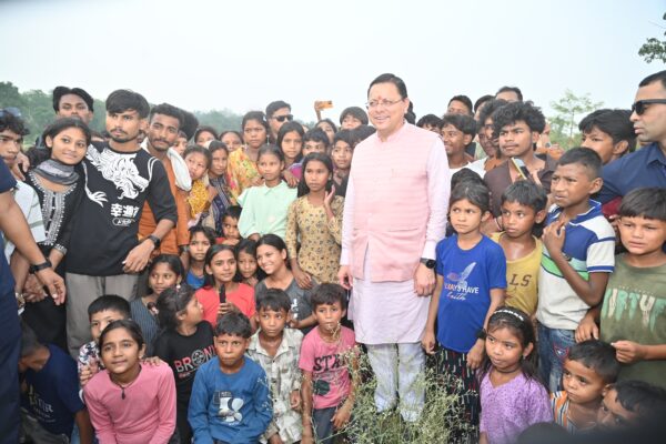 Ramnagar: मुख्यमंत्री धामी ने बच्चों संग बिताए यादगार पल, अनुशासन और मेहनत का दिया संदेश