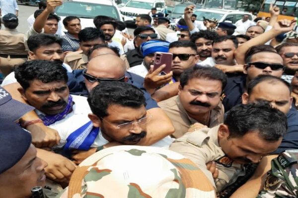 Haridwar: केतन हत्याकांड के पीड़ित परिवार से मिलने जा रहे सांसद चंद्रशेखर और विधायक उमेश कुमार को हरिद्वार में रोका, शंकराचार्य चौक पर धरने पर बैठे।