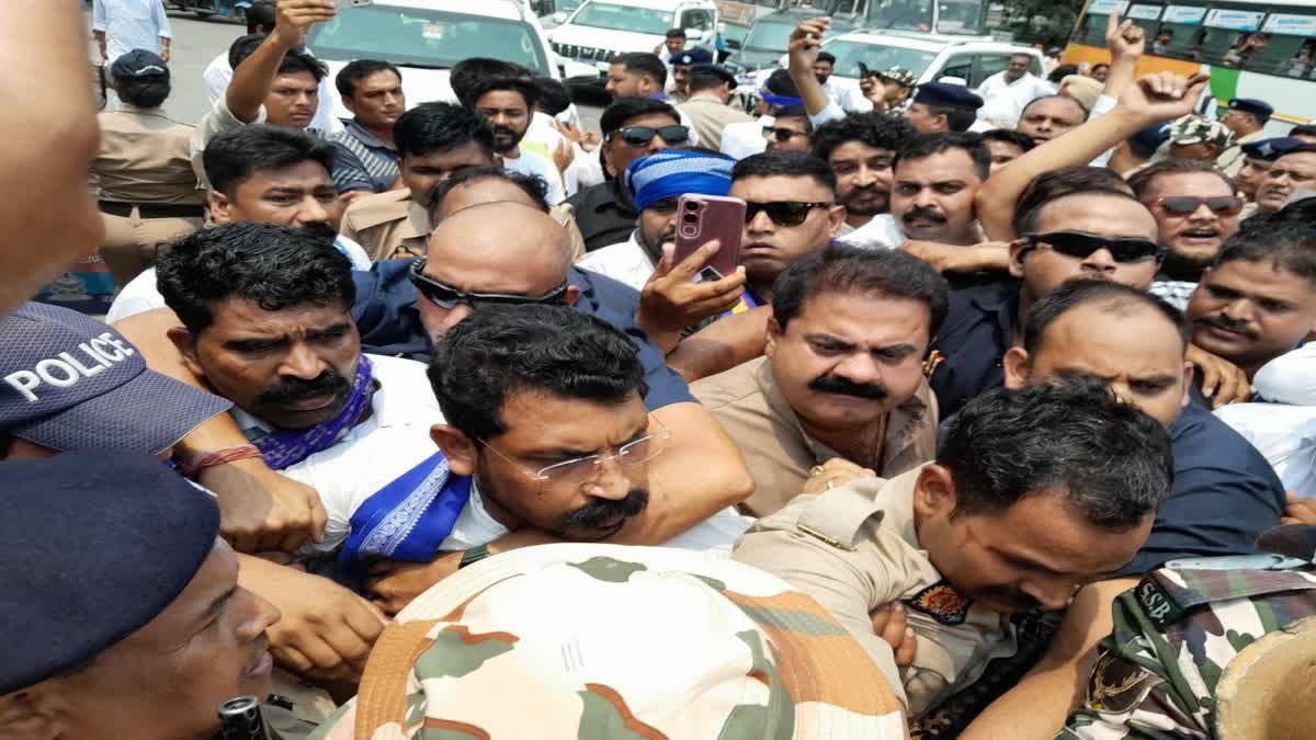 Haridwar: केतन हत्याकांड के पीड़ित परिवार से मिलने जा रहे सांसद चंद्रशेखर और विधायक उमेश कुमार को हरिद्वार में रोका, शंकराचार्य चौक पर धरने पर बैठे।