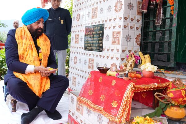 Munsayari: मुनस्यारी पहुंचे राज्यपाल गुरमीत सिंह ने नंदा देवी मंदिर में की पूजा, सरमोली के होमस्टे मॉडल को बताया उत्तराखंड पर्यटन की मिसाल