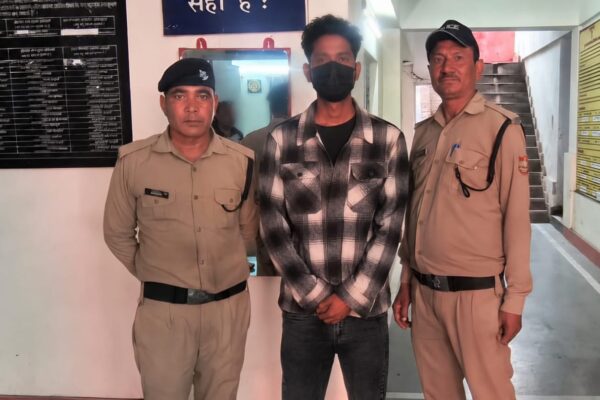 Nainital: टेस्ट ड्राइव के बहाने बाइक चोरी कर फरार हुआ शातिर चोर गिरफ्तार, मल्लीताल पुलिस ने बरामद की चोरी की मोटरसाइकिल