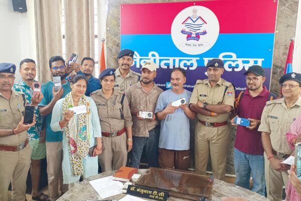 Nainital: तकनीक का कमाल, नैनीताल पुलिस का धमाल: 56.25 लाख के 256 गुम मोबाइल मालिकों को लौटाए