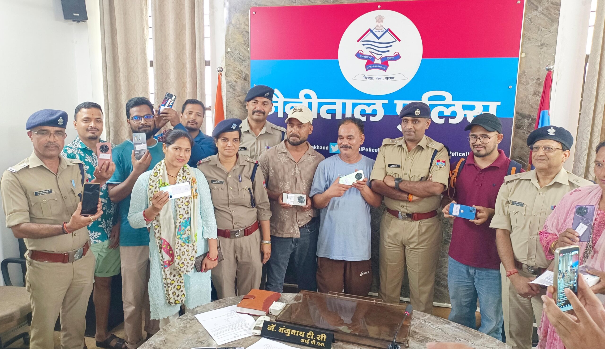 Nainital: तकनीक का कमाल, नैनीताल पुलिस का धमाल: 56.25 लाख के 256 गुम मोबाइल मालिकों को लौटाए