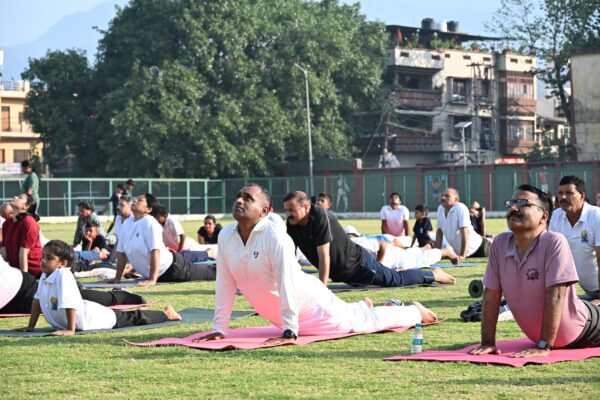 Haldwani: हल्द्वानी में अंतरराष्ट्रीय योग दिवस पर उमड़ा जनसैलाब, डीएम और एसएसपी ने किया स्वस्थ जीवन का आह्वान