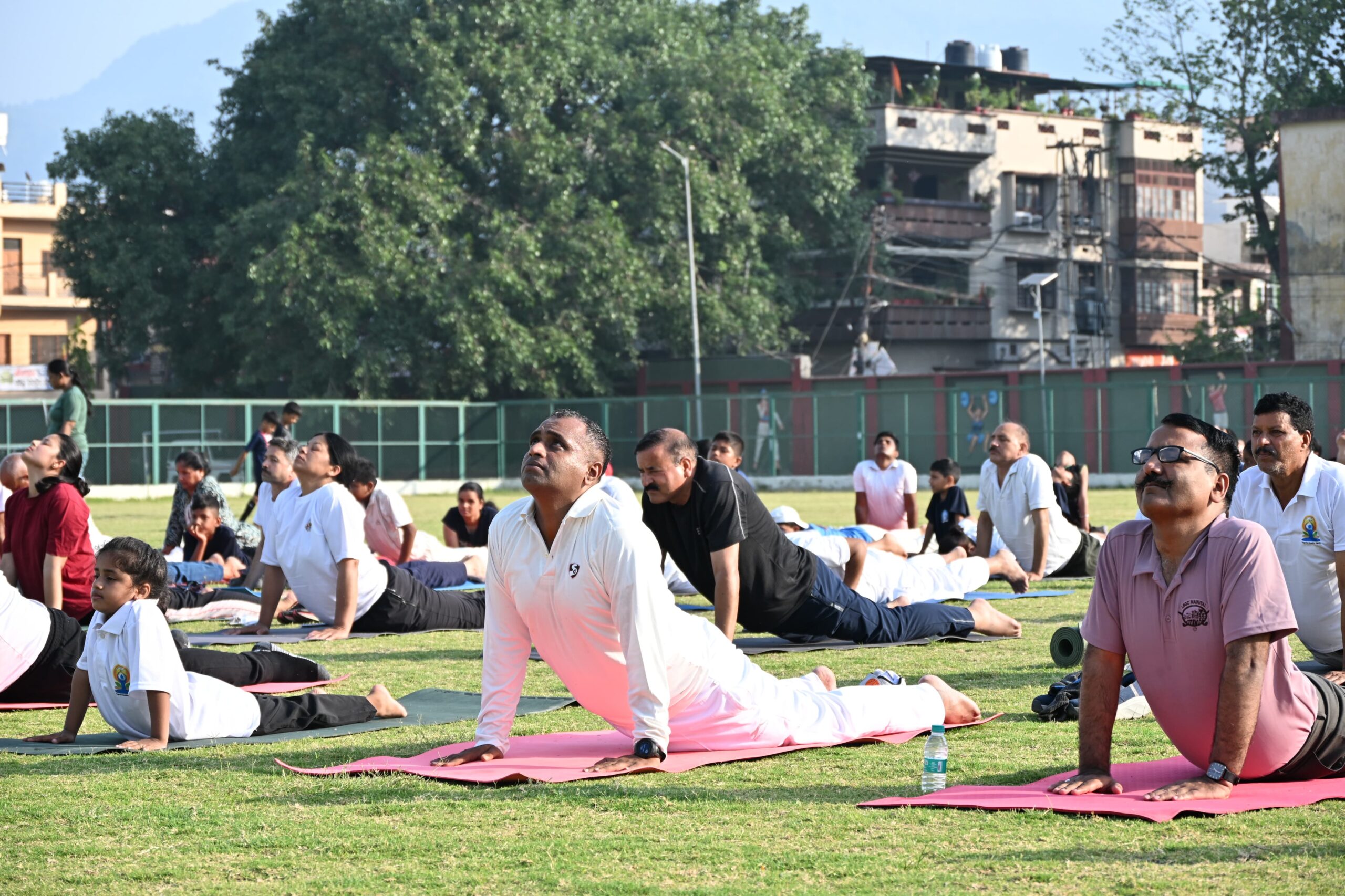 Haldwani: हल्द्वानी में अंतरराष्ट्रीय योग दिवस पर उमड़ा जनसैलाब, डीएम और एसएसपी ने किया स्वस्थ जीवन का आह्वान