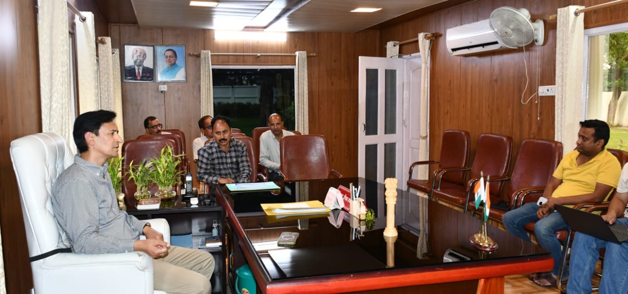 Haldwani: आरटीई प्रवेश में पारदर्शिता पर सख्त हुए आयुक्त दीपक रावत, विद्यालयों में आधारभूत सुविधाएं समय पर पूरी करने के निर्देश