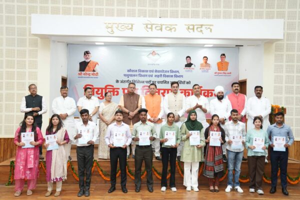 Uttarakhand: 221 चयनित युवाओं को नियुक्ति पत्र, मुख्यमंत्री धामी बोले – पारदर्शिता और तेजी से जारी रहेगी भर्ती प्रक्रिया।