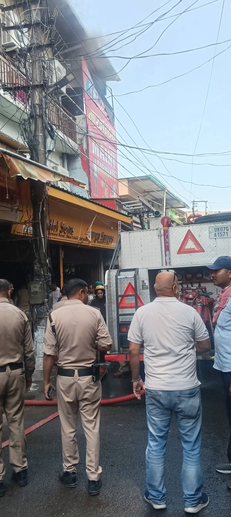 Dehradun: पलटन बाजार में भीषण आग, साड़ी-लहंगा शोरूम में लाखों का नुकसान।