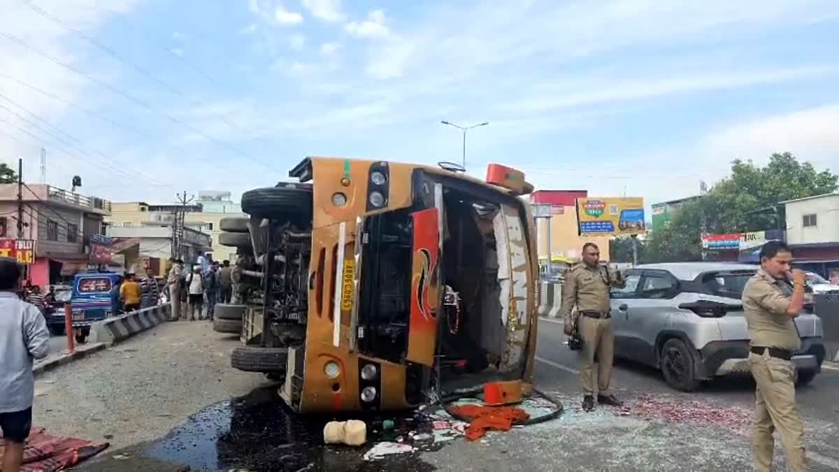 Haridwar: सप्तऋषि क्षेत्र में बड़ा सड़क हादसा: डंपर की टक्कर से बस पलटी, एक महिला की मौत और 31 घायल