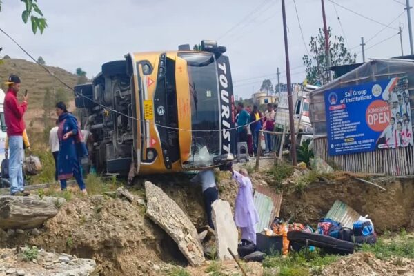 Uttarakhand: गंगोत्री से केदारनाथ जा रही चारधाम यात्रियों की बस टिहरी में पलटी, 5 लोग घायल