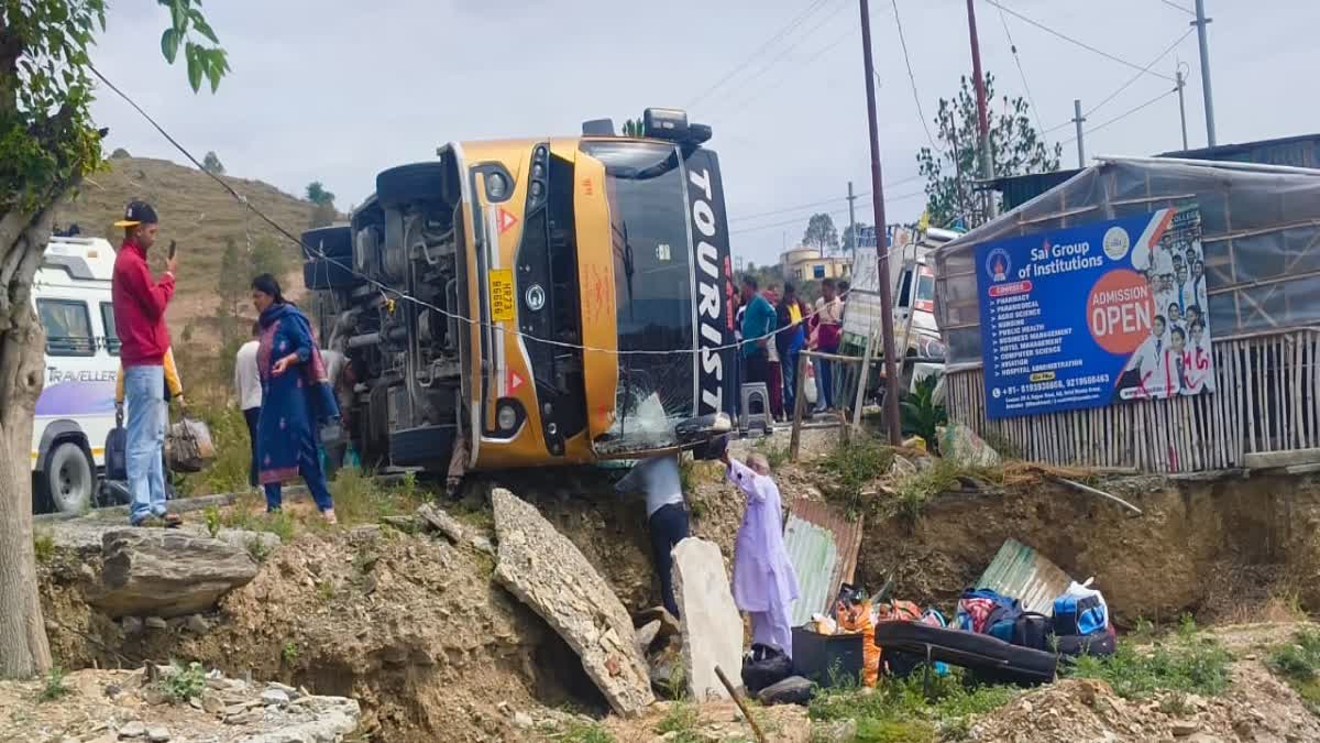 Uttarakhand: गंगोत्री से केदारनाथ जा रही चारधाम यात्रियों की बस टिहरी में पलटी, 5 लोग घायल