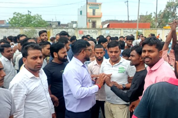 Rudrapur: रुद्रपुर में महालक्ष्मी पॉली पैक कंपनी के बाहर मजदूरों का प्रदर्शन, वेतन और श्रमिक सुविधाओं को लेकर उठाए गंभीर सवाल