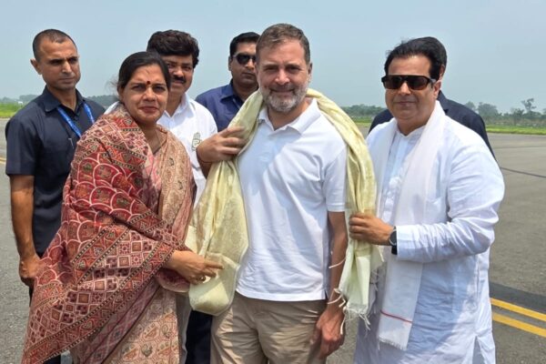Almora: अल्मोड़ा में खराब मौसम से बदला राहुल गांधी का कार्यक्रम, विमान की पंतनगर में इमरजेंसी लैंडिंग के बाद मोबाइल से किया पूर्व सैनिकों को संबोधन