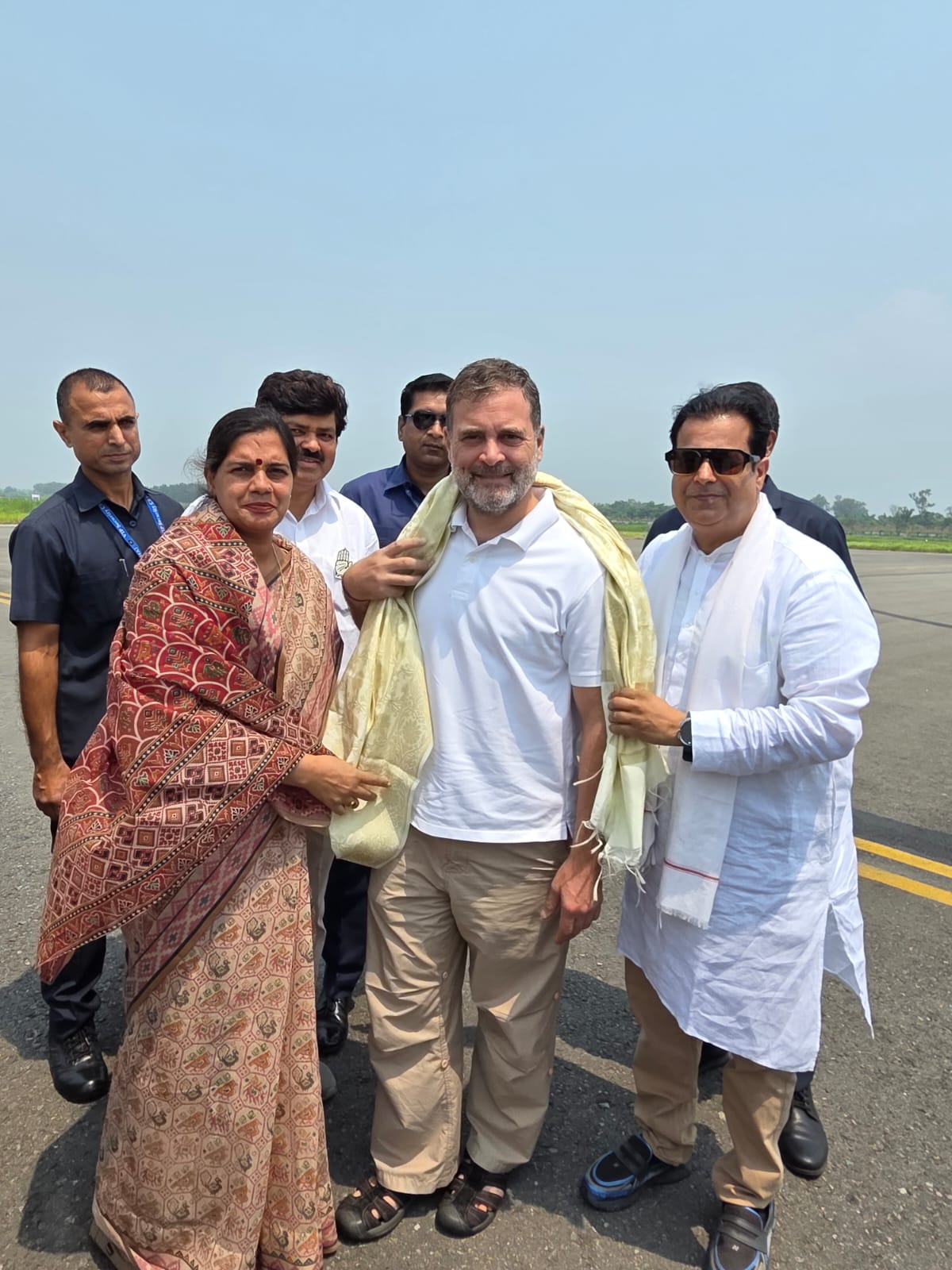 Almora: अल्मोड़ा में खराब मौसम से बदला राहुल गांधी का कार्यक्रम, विमान की पंतनगर में इमरजेंसी लैंडिंग के बाद मोबाइल से किया पूर्व सैनिकों को संबोधन