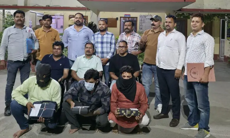 Uttarakhand: काशीपुर में फर्जी शस्त्र लाइसेंस गिरोह पर STF का बड़ा एक्शन, 3 आरोपी अवैध पिस्टल और 65 कारतूस समेत गिरफ्तार