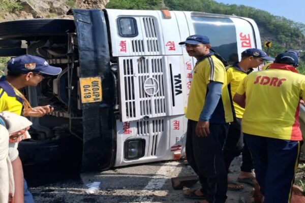 Uttarakhand: टिहरी के तोताघाटी में चारधाम यात्रियों से भरी बस पलटी, ब्रेक फेल होने से मची अफरा-तफरी