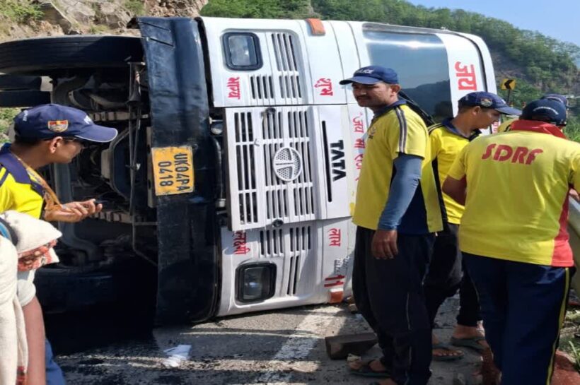 Uttarakhand: टिहरी के तोताघाटी में चारधाम यात्रियों से भरी बस पलटी, ब्रेक फेल होने से मची अफरा-तफरी