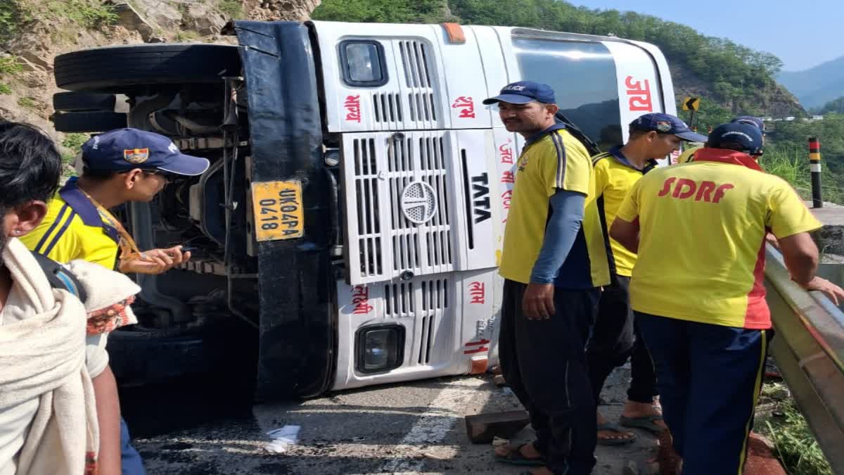 Uttarakhand: टिहरी के तोताघाटी में चारधाम यात्रियों से भरी बस पलटी, ब्रेक फेल होने से मची अफरा-तफरी