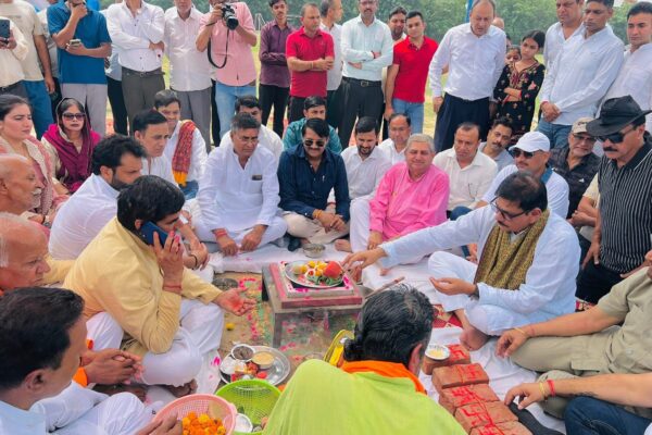 Greater Noida: जेवर विधायक धीरेंद्र सिंह ने किया सेक्टर-37 में 10.5 करोड़ की हॉकी स्टेडियम परियोजना का भूमि पूजन, ग्रेटर नोएडा को मिलेगा पहला अंतरराष्ट्रीय स्टेडियम