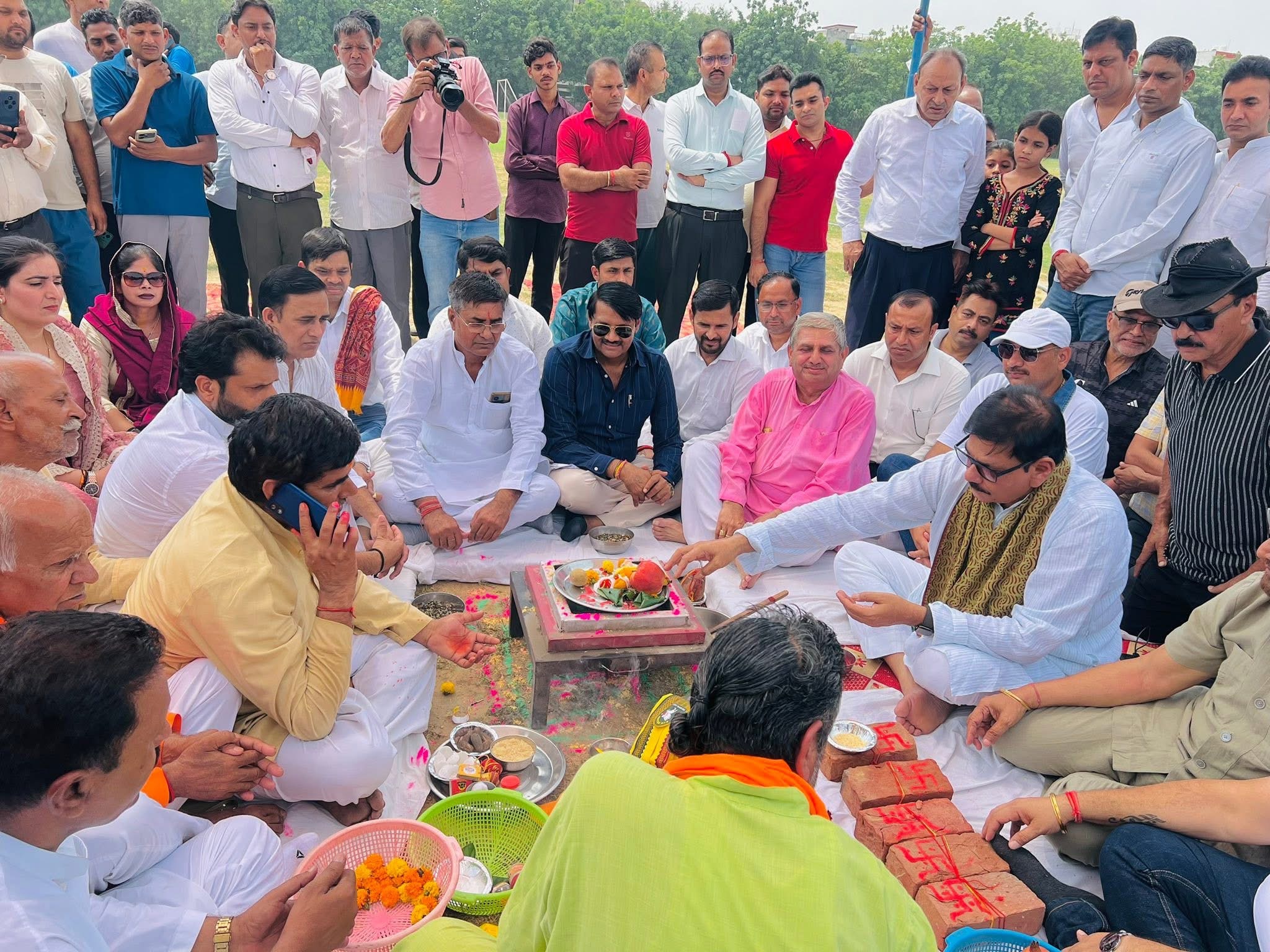 Greater Noida: जेवर विधायक धीरेंद्र सिंह ने किया सेक्टर-37 में 10.5 करोड़ की हॉकी स्टेडियम परियोजना का भूमि पूजन, ग्रेटर नोएडा को मिलेगा पहला अंतरराष्ट्रीय स्टेडियम