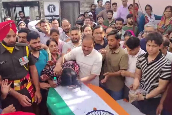 Almora: अल्मोड़ा ने नम आंखों से दी शहीद लेफ्टिनेंट बीरेश्वर गोस्वामी को अंतिम विदाई, सैन्य सम्मान के साथ हुआ अंतिम संस्कार
